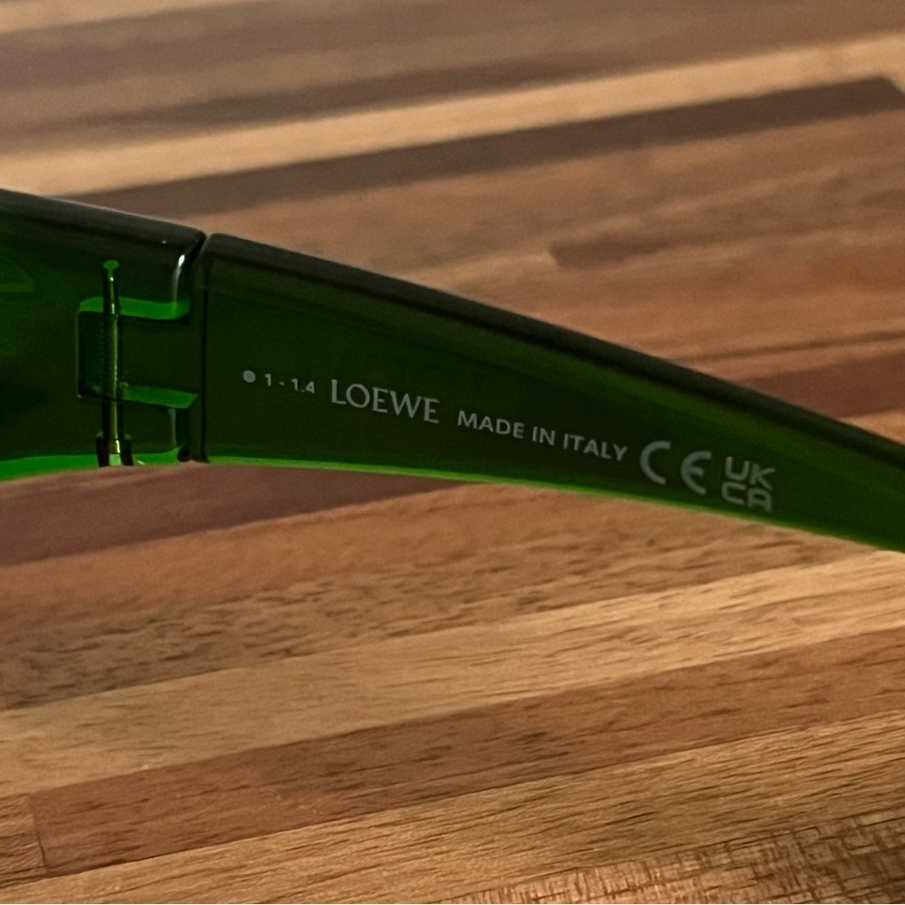 NWT Loewe Arch Mask LW40143U Green Wrap Sunglasses with Dark Lenses - Picture 12 of 13